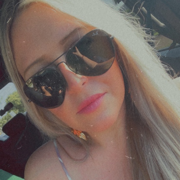 Meet your Posher!! - Picture 2 of 4